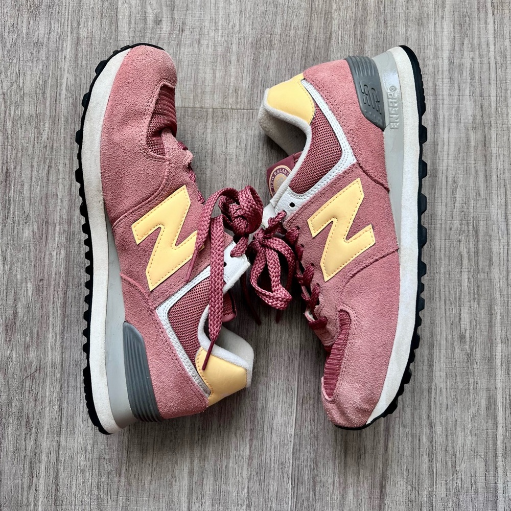 NEW BALANCE 574 Core - only worn a handful of times 😊 Rusty Pink/Peach
